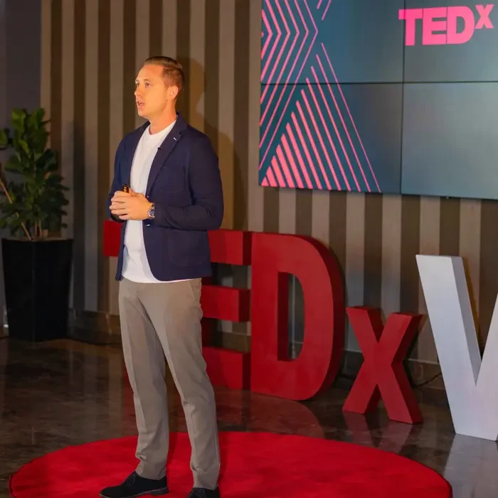 #1 Bestselling Author & Entrepreneur w/ 1M+ Subs & 20M+ Viewers